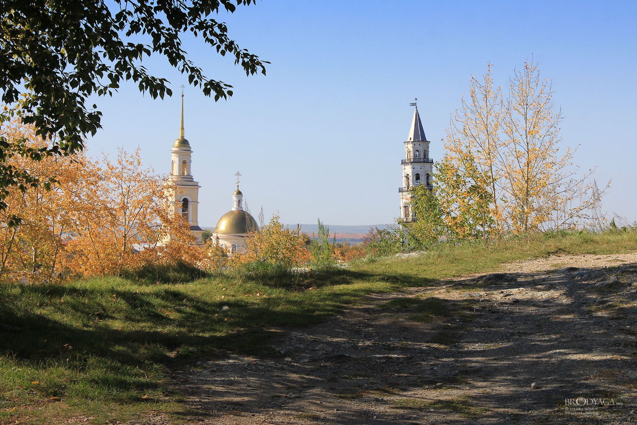 Вид на башни Невьянска с правого берега пруда. (Nevyansk)